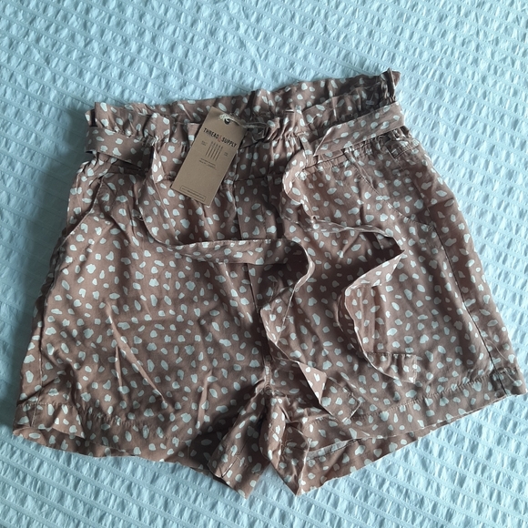THREAD & SUPPLY 🧵 High Waisted Paper Bag Shorts, Size Large, NWT - Picture 2 of 10